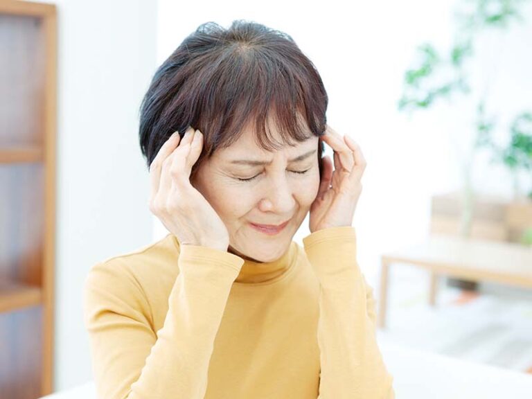 頭が痛い女性の写真